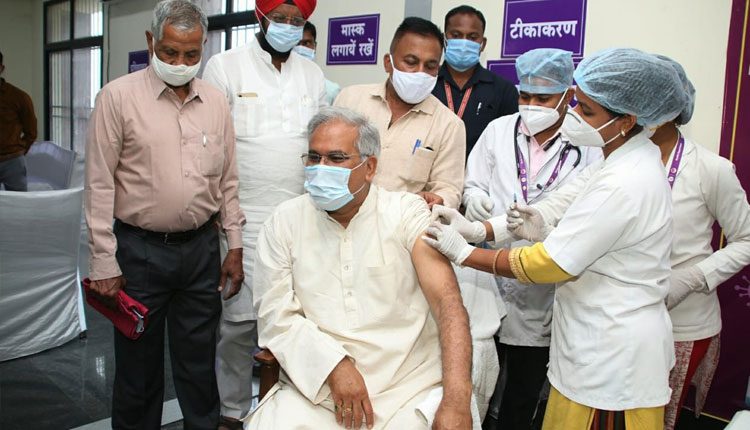 కొవిడ్ టీకా తొలి డోసు తీసుకున్న ఛ‌త్తీస్‌గ‌ఢ్ సీఎం