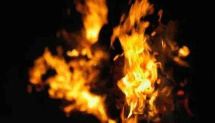 బాలిక‌పై కిరోసిన్ పోసి నిప్పంటించిన ఇద్ద‌రు అరెస్ట్‌