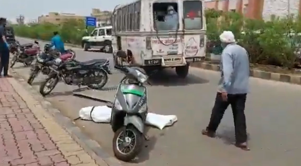 అంబులెన్స్ నుంచి ఎగిరిప‌డ్డ క‌రోనా రోగి డెడ్‌బాడీ.. వీడియో