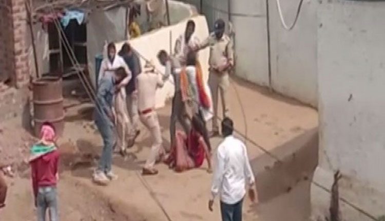 క‌రోనా రోగిని చిత‌క‌బాదిన పోలీసులు..