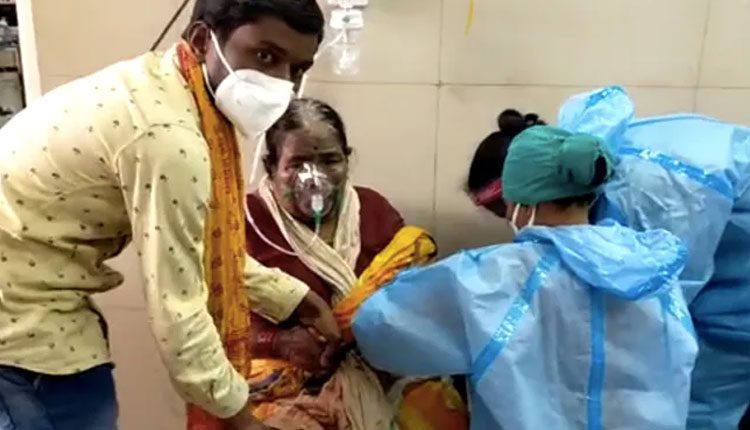 బెడ్ల కొర‌త‌.. వీల్ చైర్ల‌పైనే రోగుల‌కు చికిత్స‌