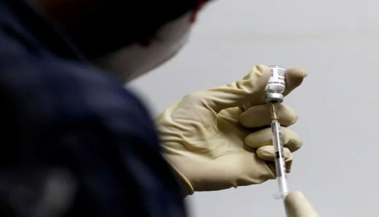 మొబైల్‌లో మాట్లాడుతూ.. రెండు కరోనా టీకాలు వేసిన నర్సు