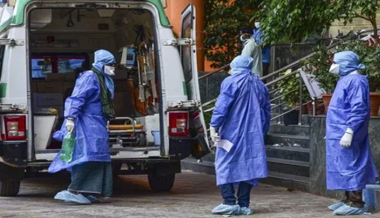 కరోనా రోగిని చేర్చుకునేందుకు ఆసుపత్రుల నిరాకరణ.. నిరసనతో మృతి