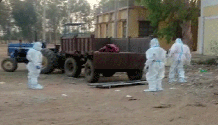 క‌రోనా మృతదేహం ట్రాక్ట‌ర్ ట్రాలీలో త‌ర‌లింపు