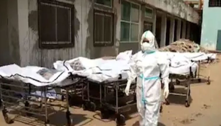 ఛత్తీస్‌గఢ్‌ ఆసుపత్రుల్లో పేరుకుపోతున్న కరోనా మృతదేహాలు