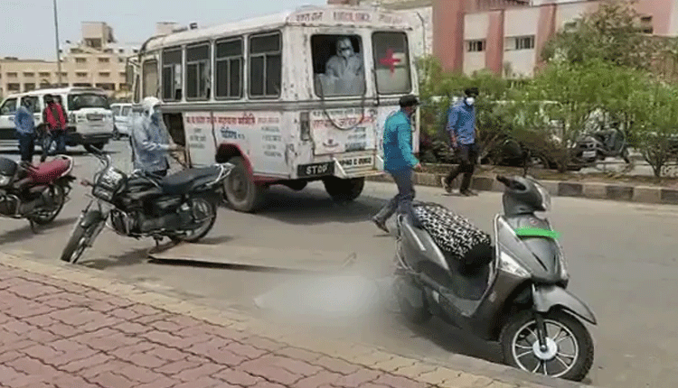 అంబులెన్స్ నుంచి రోడ్డుపై ప‌డిన.. క‌రోనా రోగి మృతదేహం