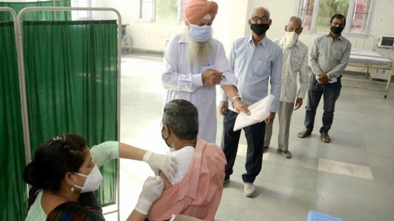 టీకా డ్రైవ్ ప‌ర్య‌వేక్ష‌ణ అధికారికి క‌రోనా పాజిటివ్