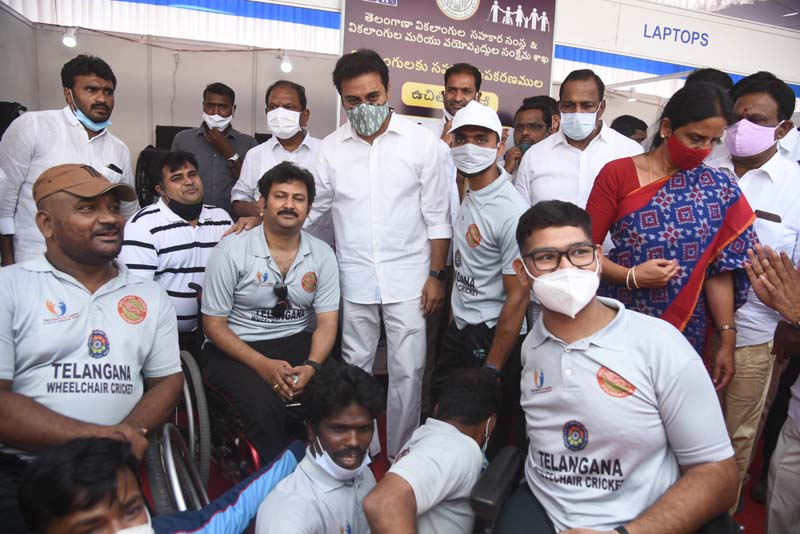 దివ్యాంగులకు అవసరమైన ఉపకరణాల పంపిణీ కార్యక్రమంలో కేటీఆర్‌