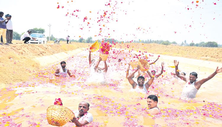 ఎర్రటెండల్లో ఎగిసొచ్చిన గోదావరి