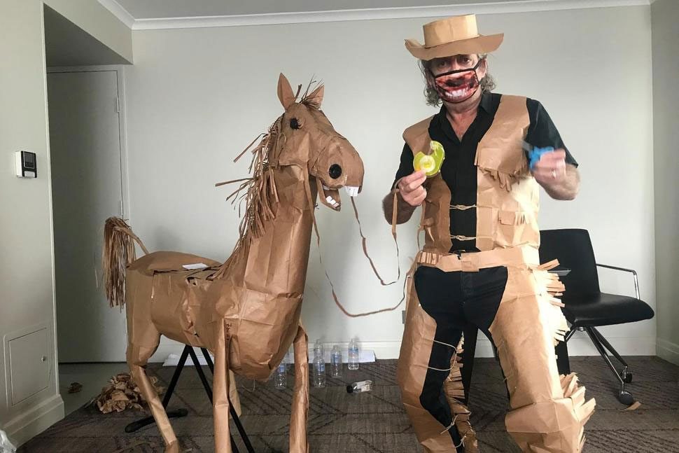 కరోనా బోర్.. పేపర్ కౌబాయ్ తయ్యార్