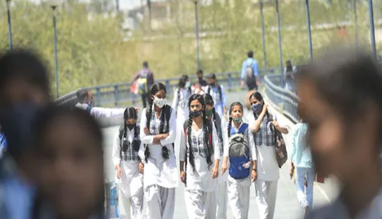 ఢిల్లీలో స్కూళ్లు, కాలేజీలు మూసివేత