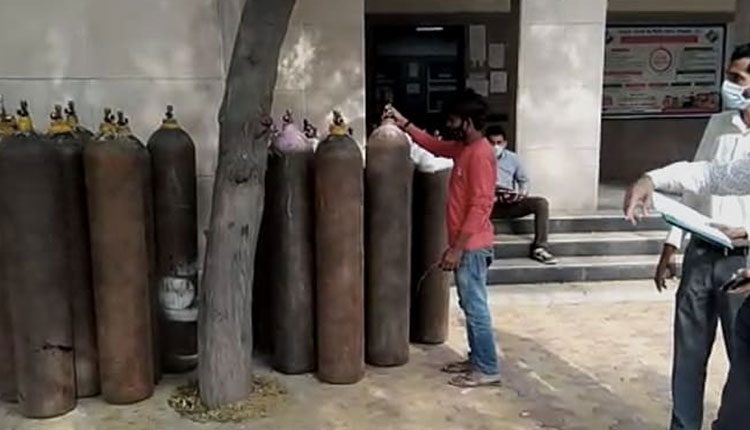 అక్రమంగా నిలువ ఉంచిన 70 ఆక్సిజన్‌ సిలిండర్ల సీజ్