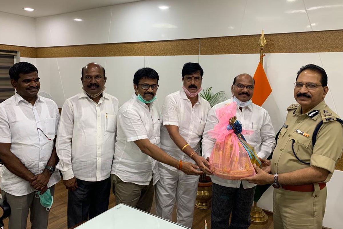 డీజీపీని కలిసిన టీఎన్జీవో నాయకులు