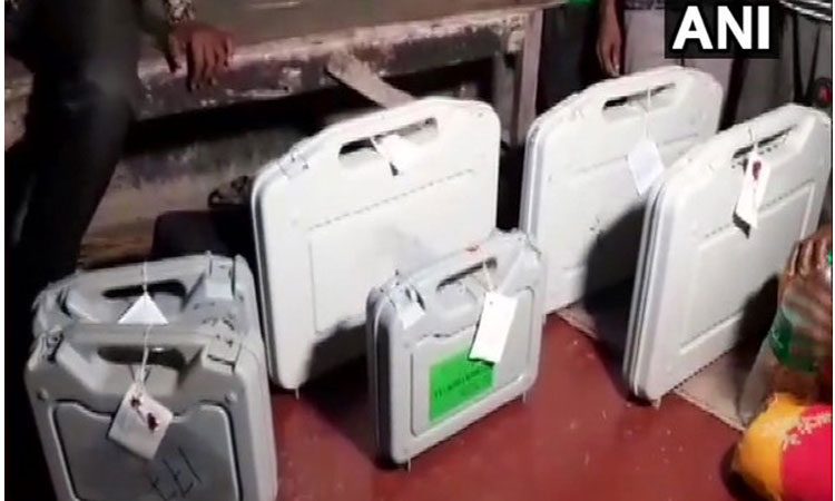 ఈవీఎంతో బంధువుల ఇంటికి.. సెక్టార్ ఆఫీస‌ర్ స‌స్పెండ్