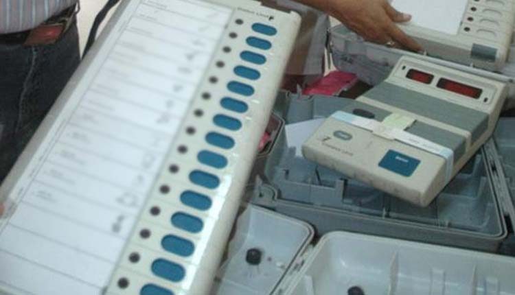 UP Polls | ఈవీఎంపై ఫెవీక్విక్.. లఖీంపూర్లో చాలాసేపు నిలిచిపోయిన పోలింగ్