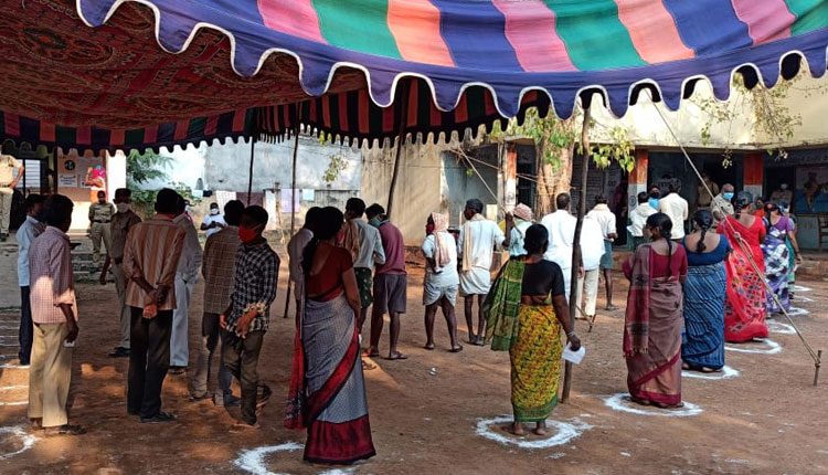 కొనసాగుతున్న మున్సిపల్‌ ఎన్నికల పోలింగ్‌