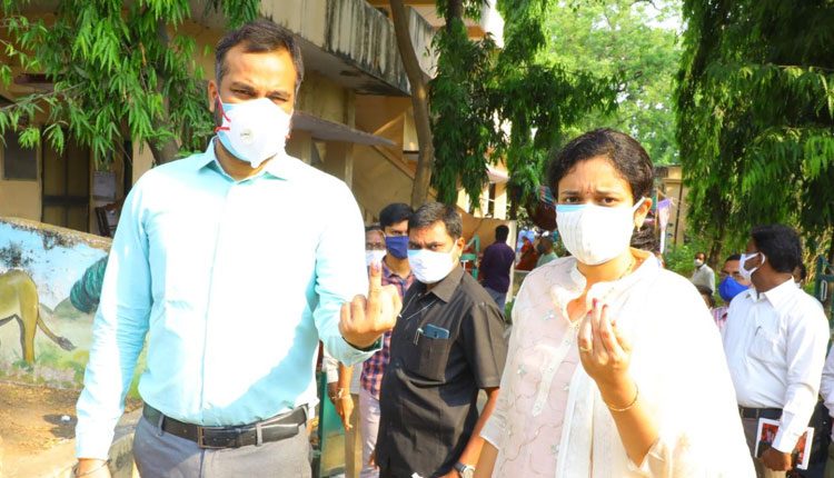 ప్రశాంతంగా ‘పురపోరు’.. ఓటువేసిన పలువురు ప్రముఖులు