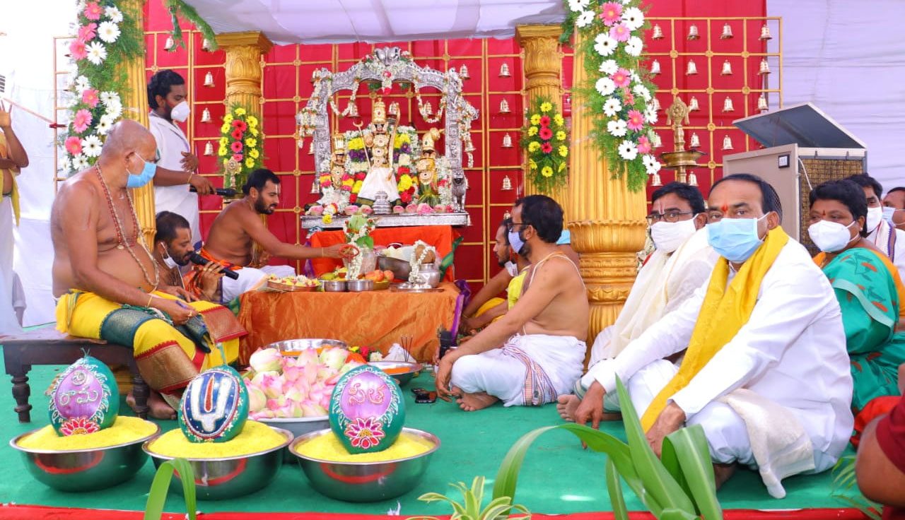 తెలంగాణ ప్ర‌జ‌ల‌ను కాపాడుకుంటాం : మంత్రి ఈట‌ల‌