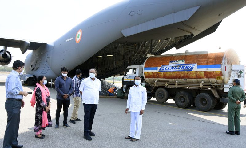 సైనిక విమానాల్లో ఆక్సిజన్‌ ట్యాంకర్లు