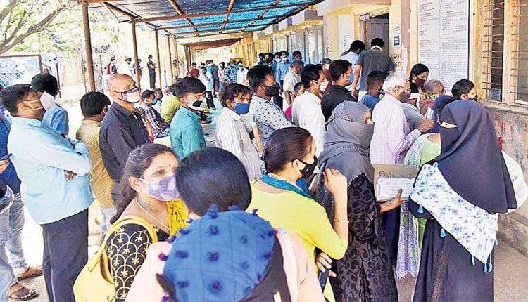 పరీక్షలు జరుపుతూ.. టీకా ఇస్తూ..!