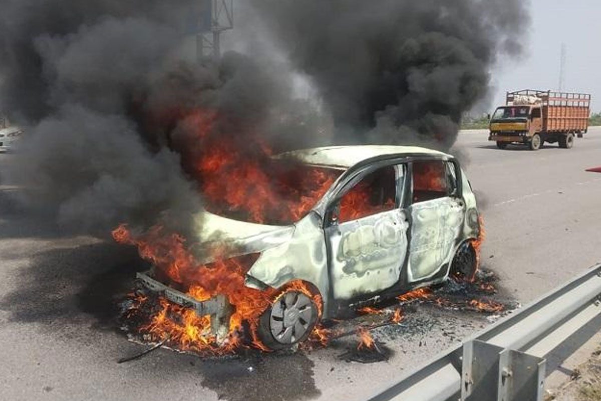 కారులో చెలరేగిన మంటలు