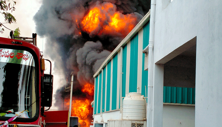దూల‌ప‌ల్లి పారిశ్రామికవాడ‌లో అగ్నిప్ర‌మాదం..