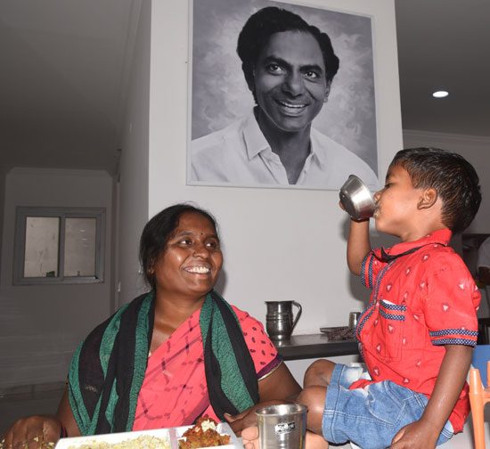 ఆత్మీయుల ఆకలి తీర్చే ‘టీ కేఫ్‌’