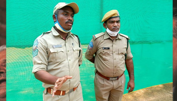 ఫారెస్ట్ బీట్ కానిస్టేబుళ్లను చెట్టుకు కట్టేసి కొట్టిన గ్రామస్తులు..!