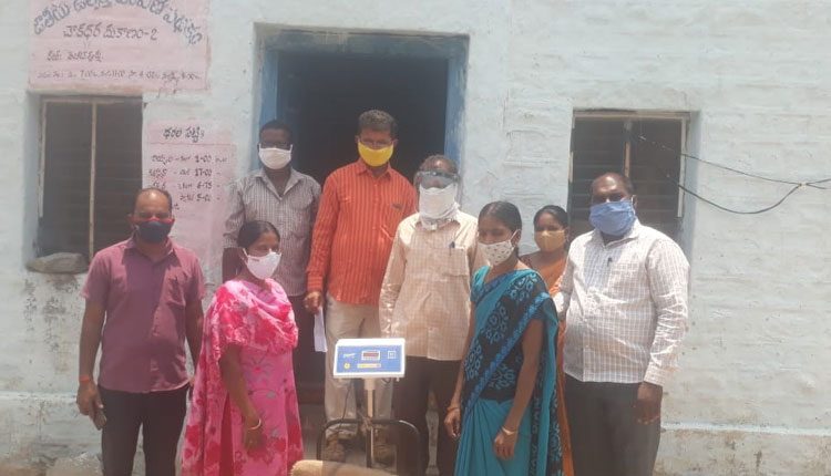 ప్రైవేట్‌ ఉపాధ్యాయులకు సన్నబియ్యం పంపిణీ