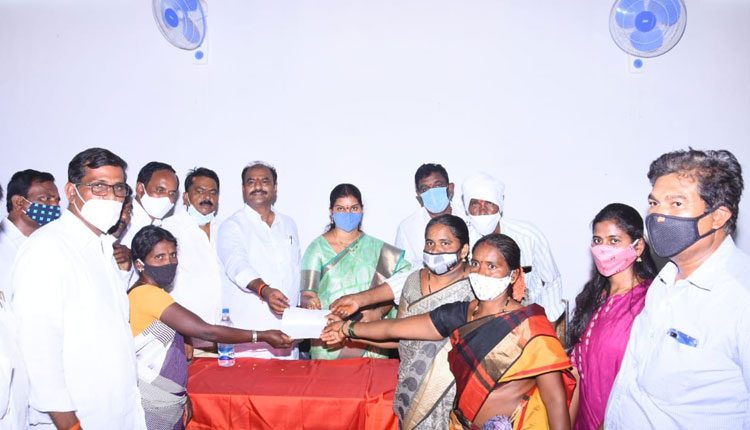 రైతు కుటుంబాలకు అండగా టీఆర్‌ఎస్‌ ప్రభుత్వం