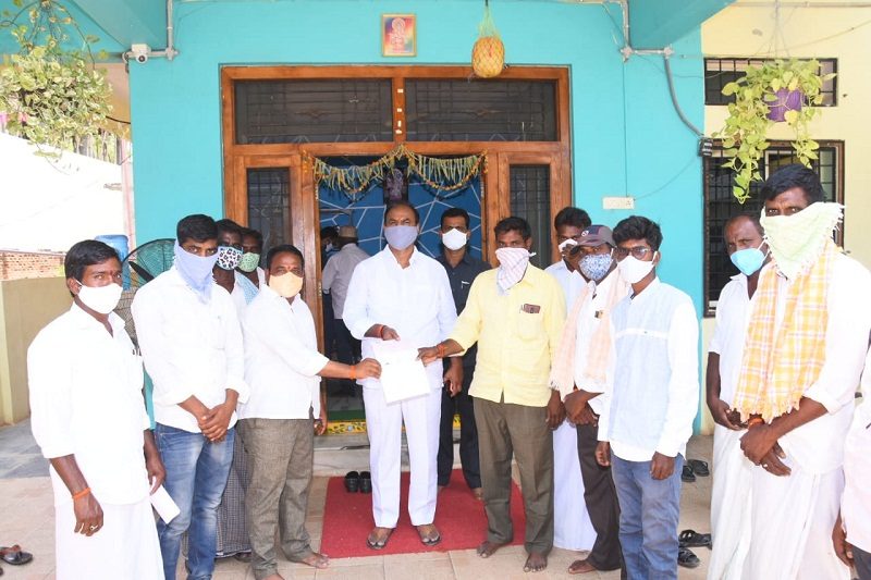 సీఎం సహాయ నిధి చెక్కు అందజేత