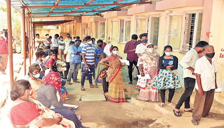 లక్షణాలుంటే కరోనా పరీక్షలు చేయించుకోండి