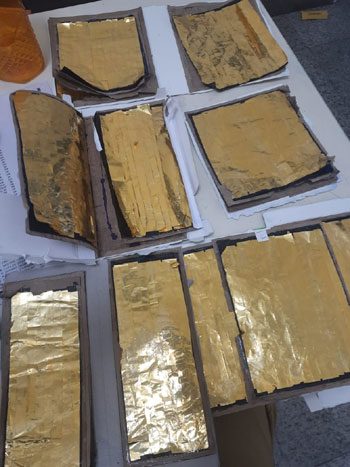 ప్యాకింగ్‌ కవర్ల పొరలలో బంగారం రేకులు