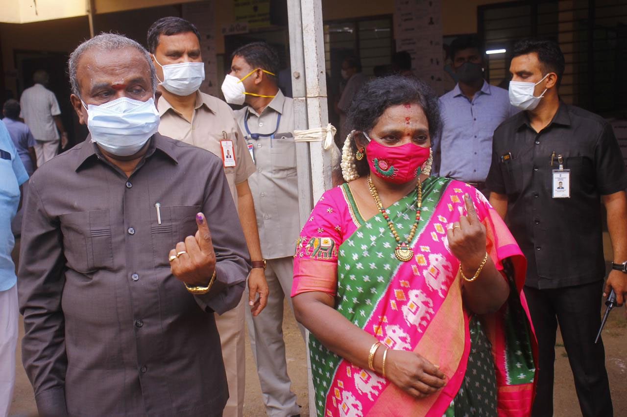 త‌మిళ‌నాడులో ఓటేసిన గ‌వ‌ర్న‌ర్ త‌మిళిసై