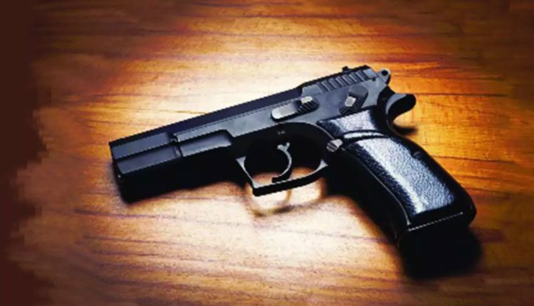 తుపాకీ మిస్‌ఫైర్‌.. హోంగార్డు భార్య మృతి