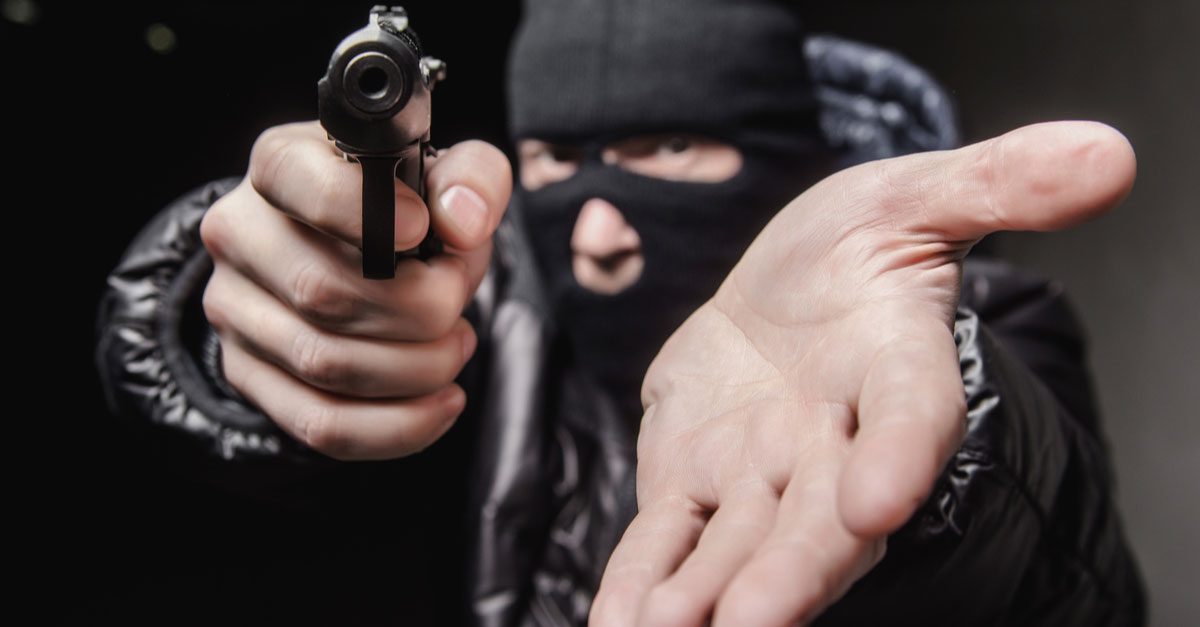 గ‌న్‌తో బెదిరించి న‌గ‌దు, ఫోన్‌ను అప‌హ‌రించారు..