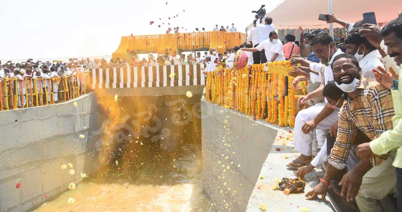 కరువు తీరా నీరు