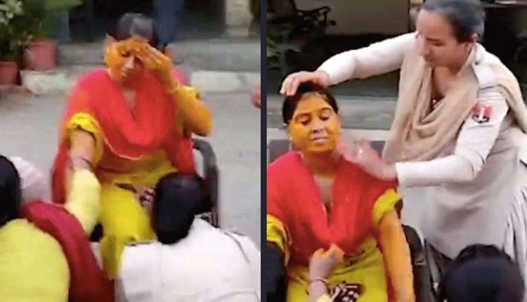 క‌రోనా విధుల్లో కానిస్టేబుల్‌.. పోలీస్ స్టేష‌న్‌లోనే హ‌ల్దీ వేడుక‌