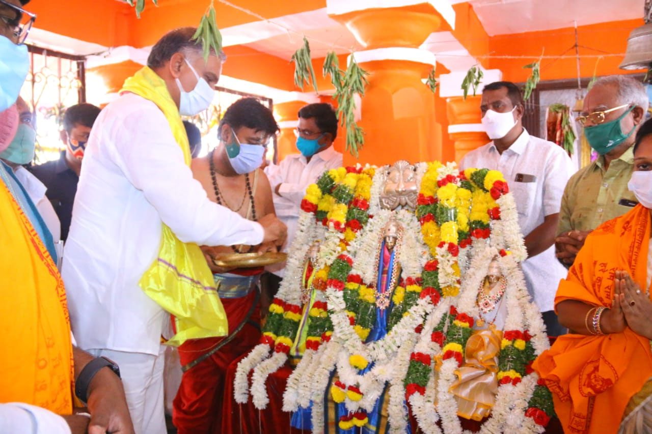 సీఎం కేసీఆర్ త్వ‌ర‌గా కోలుకోవాల‌ని మంత్రి హ‌రీష్ రావు పూజ‌లు