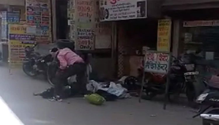 భార్యను కత్తితో 25 సార్లు పొడిచి చంపిన భర్త