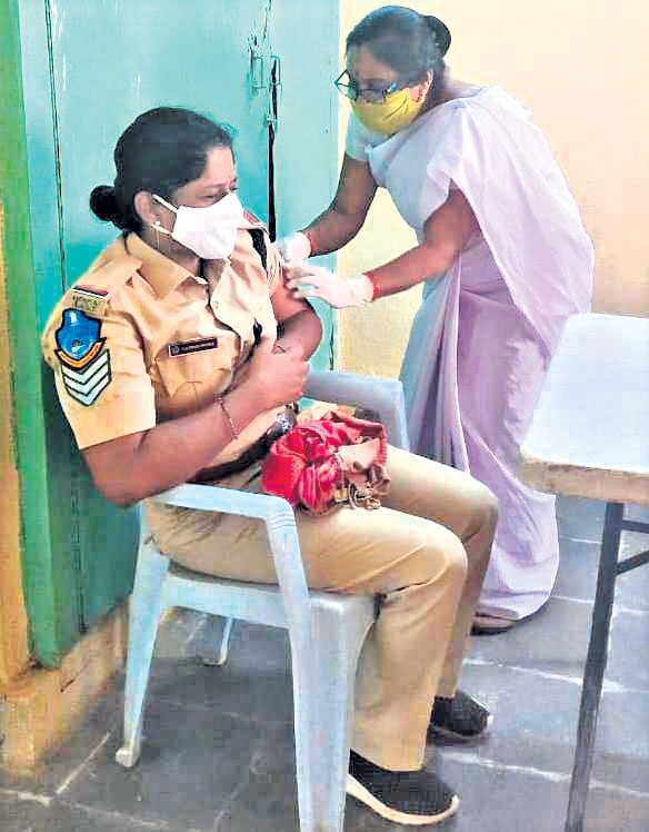 ఉద్యోగులకు టీకా తప్పనిసరి!