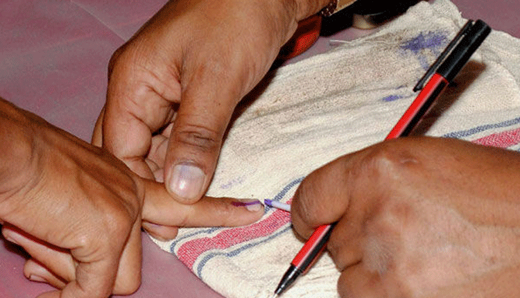 సాగ‌ర్ ఉప ఎన్నిక‌.. ఓట‌ర్ల‌కు ఎడ‌మ చేతి మ‌ధ్య వేలిపై ఇంకు