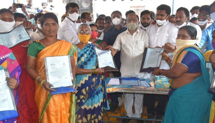 కేసీఆర్‌ కాలనీగా మార్చాలి