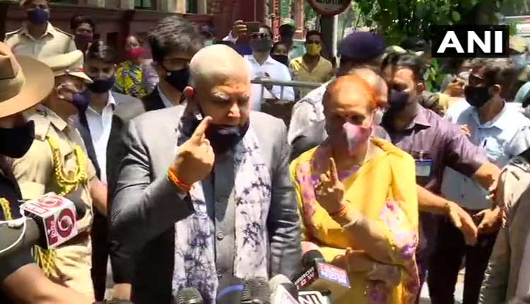 బెంగాల్ ఎన్నిక‌లు: ఓటు వేసిన గ‌వ‌ర్న‌ర్ దంప‌తులు