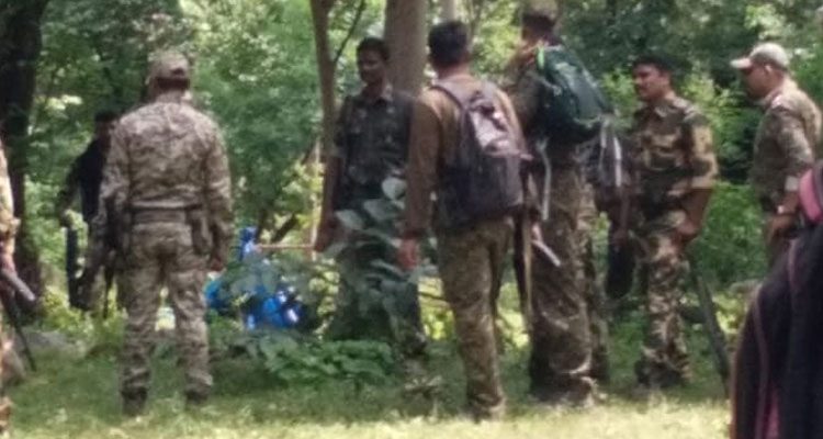 జ‌వాన్ల‌ను చుట్టుముట్టిన 400 మంది మావోయిస్టులు