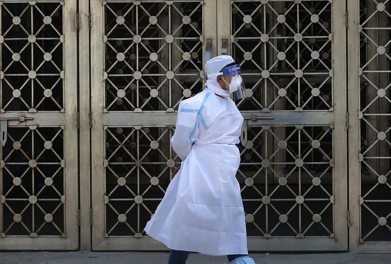 జ‌డ్జికి క‌రోనా పాజిటివ్.. ఆస్ప‌త్రి లిఫ్ట్‌లో ఇరుక్కుపోయాడు..