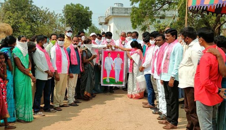 సీఎం, మంత్రి చిత్రపటానికి పాలాభిషేకం