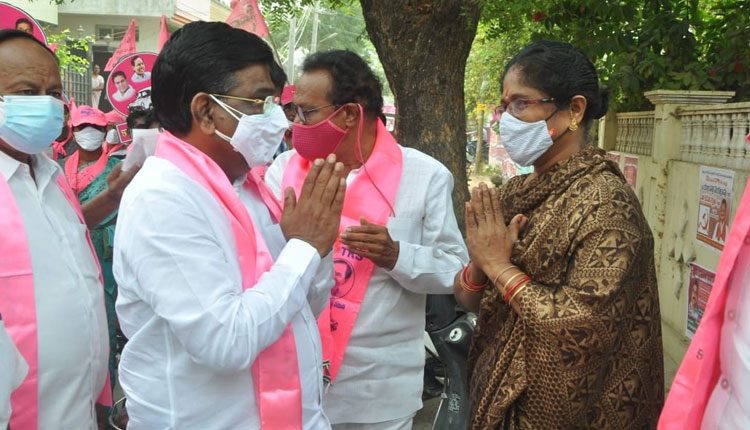 ఇంటింటికెళ్తూ..  పథకాలు వివరిస్తూ..