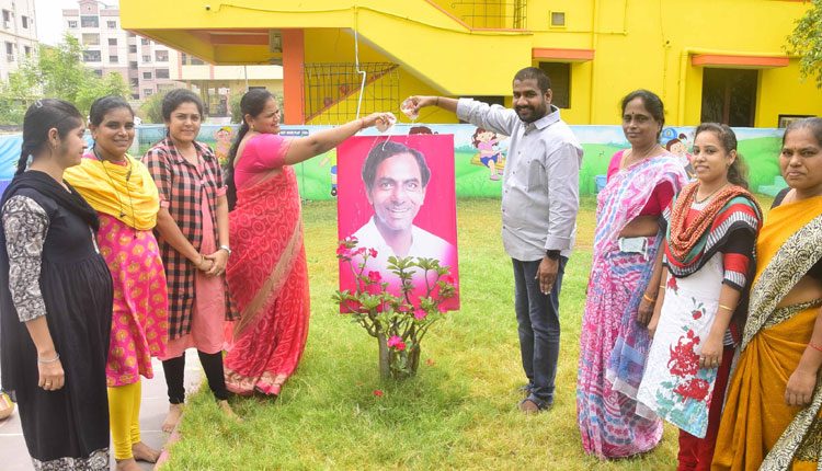 ప్రైవేటు టీచర్ల బాంధవుడు సీఎం కేసీఆర్‌