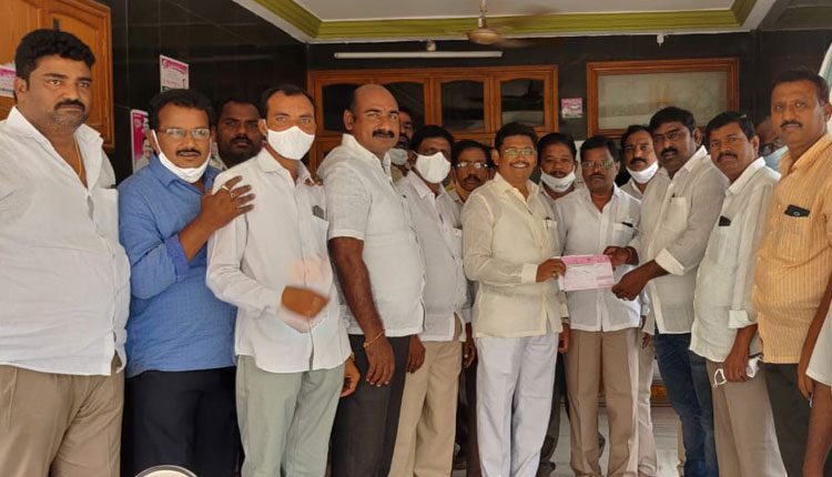 బాధిత కుటుంబాలకు సీఎం ఆర్‌ఎఫ్‌ చెక్కుల పంపిణీ